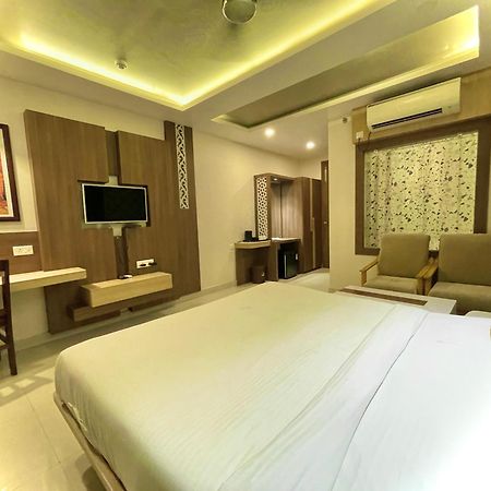 Hotel Kuber Palace ! Puri Near-Sea-Beach-And-Temple Fully-Air-Conditioned-Hotel With-Lift-And-Parking-Facility Buitenkant foto