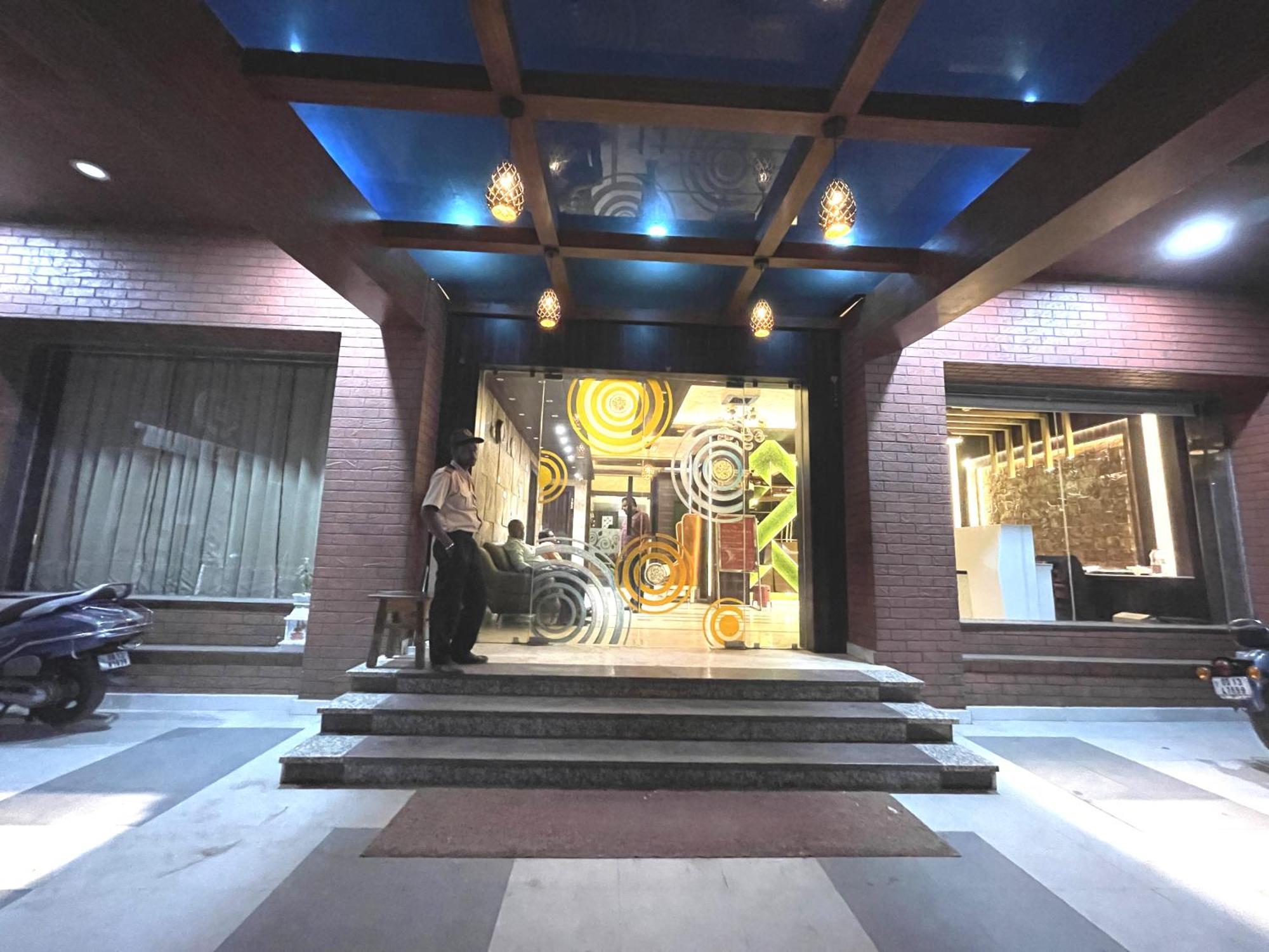 Hotel Kuber Palace ! Puri Near-Sea-Beach-And-Temple Fully-Air-Conditioned-Hotel With-Lift-And-Parking-Facility Buitenkant foto