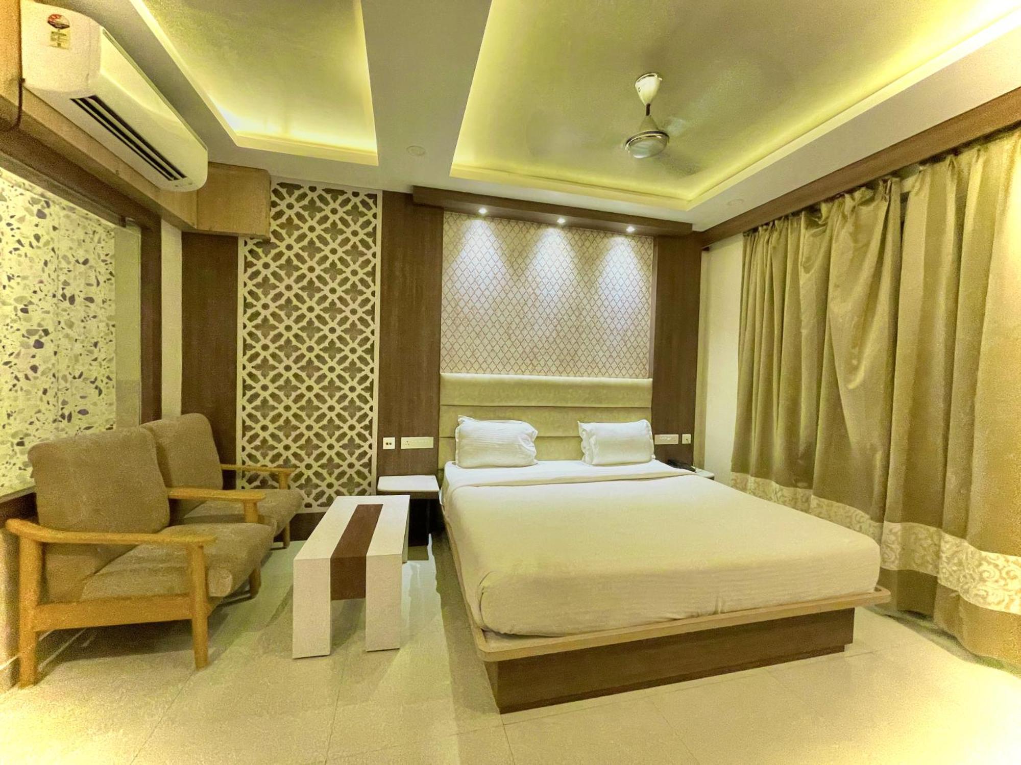 Hotel Kuber Palace ! Puri Near-Sea-Beach-And-Temple Fully-Air-Conditioned-Hotel With-Lift-And-Parking-Facility Buitenkant foto