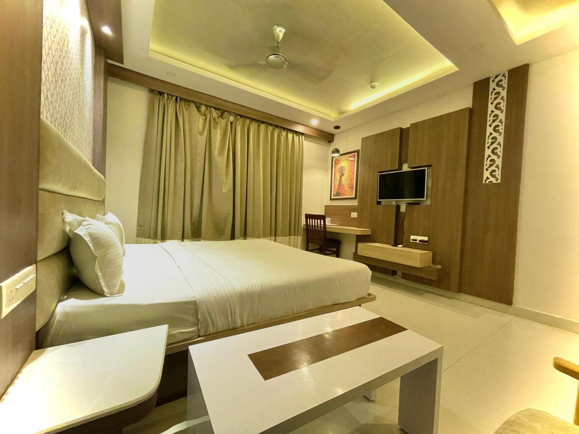 Hotel Kuber Palace ! Puri Near-Sea-Beach-And-Temple Fully-Air-Conditioned-Hotel With-Lift-And-Parking-Facility Buitenkant foto
