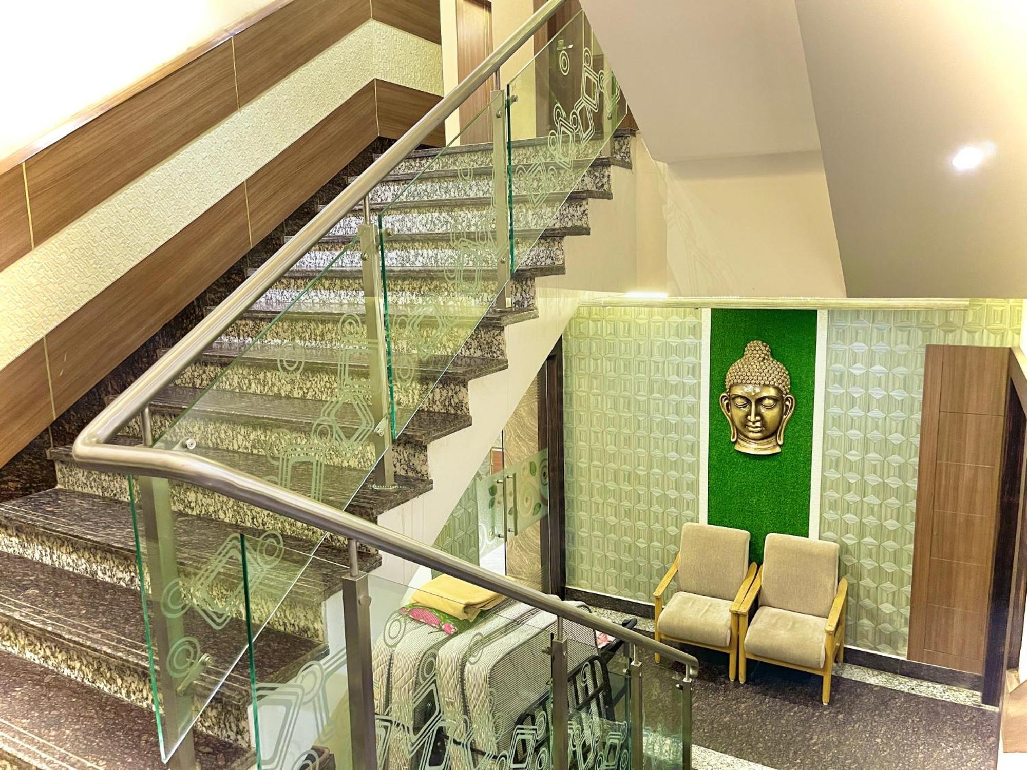Hotel Kuber Palace ! Puri Near-Sea-Beach-And-Temple Fully-Air-Conditioned-Hotel With-Lift-And-Parking-Facility Buitenkant foto
